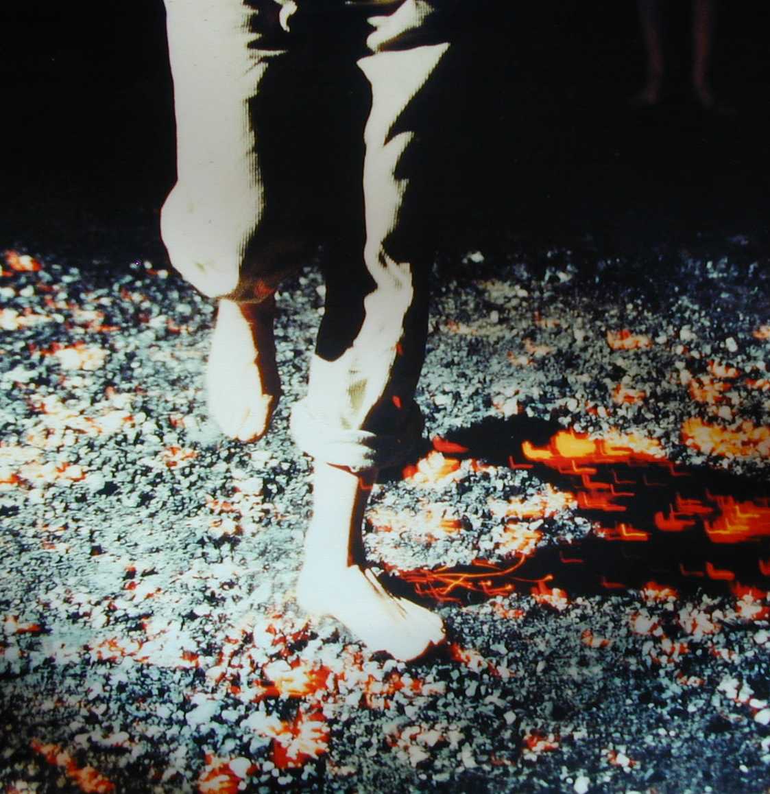 Foto zeigt die Füße eines Feuerläufers beim Lauf über die Glut.