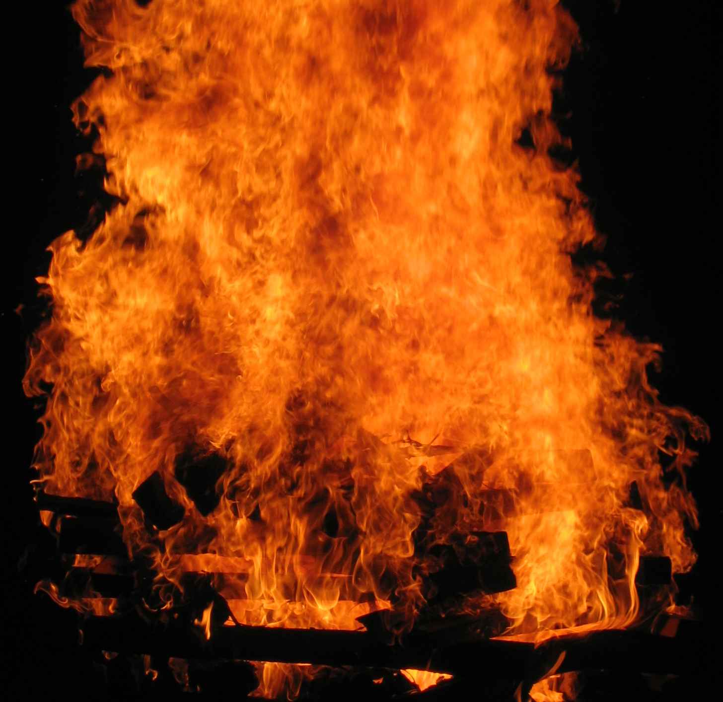 5 - Der Holzstapel brennt lichterloh